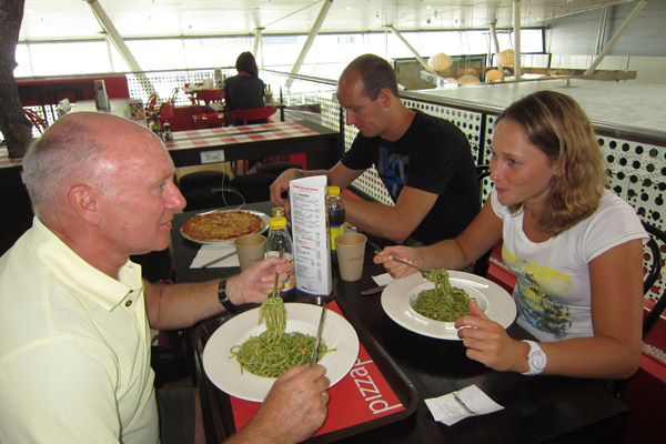 Nog even een hapje eten op het vliegveld